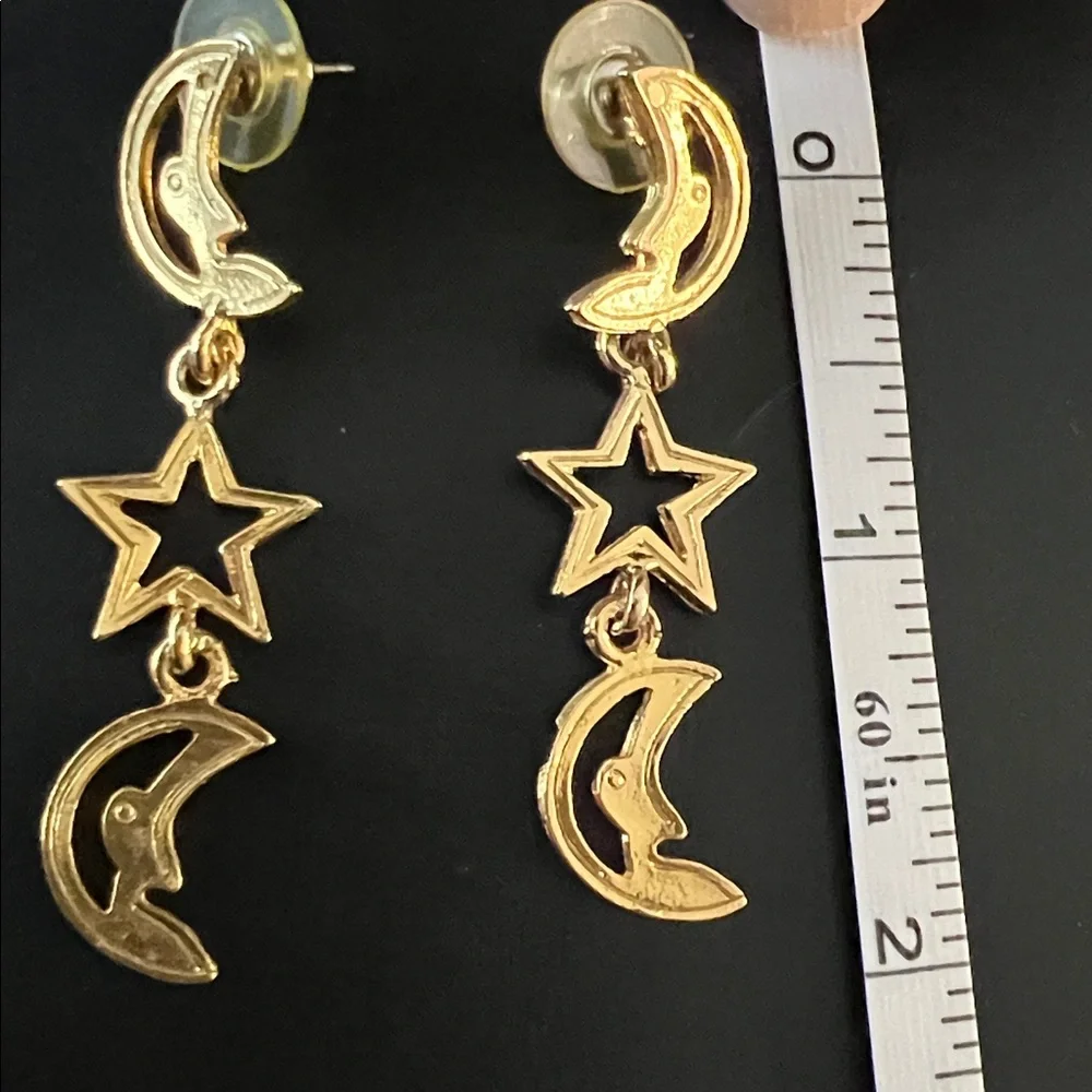 MOON and STARS NWOT GOLD TONE PIERCED 2” DANGLE EARRINGS IN GIFT BOX.